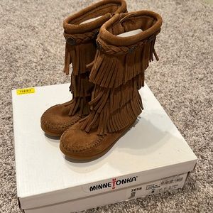 Minnetonka fringe boots size 8! Like new condition! Shipped without box.